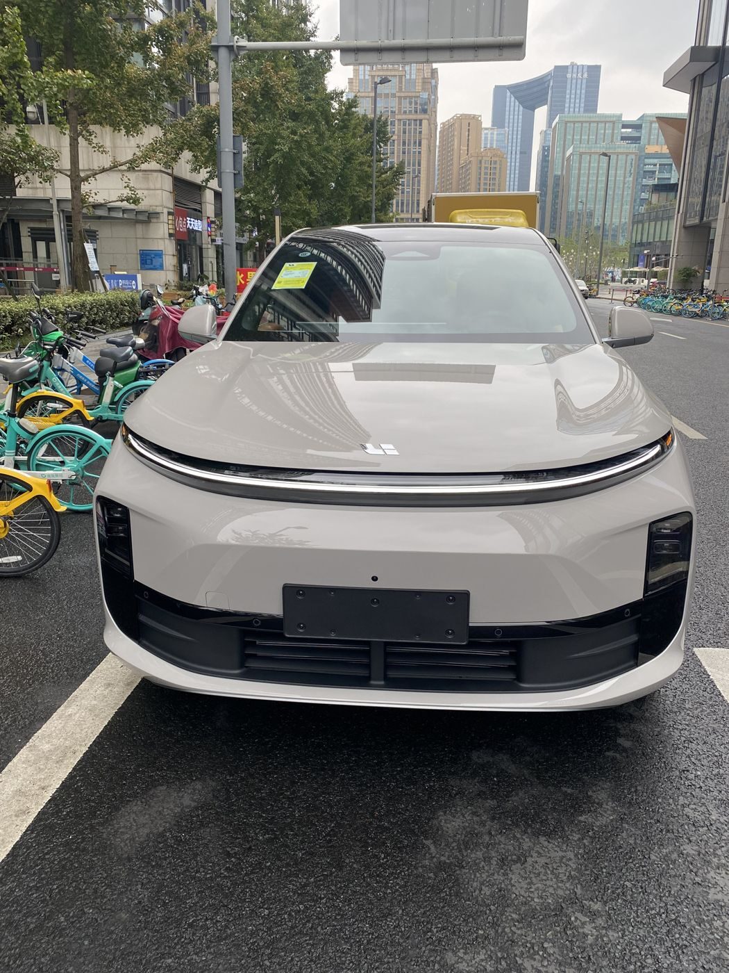 利来国际最老品牌 MEGA 高压纯电 MPV